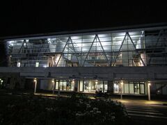 到着３時間ほど前に入浴を済ませた後、下船準備開始。
約21時間の船旅も、飽きることなくいつの間にか敦賀港に定刻 20:30に到着。
下船後、車を駐車場に置き、敦賀港フェリーターミナルへ。