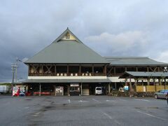 翌朝「道の駅・伊吹の里」で目覚めると、道の駅は三角屋根のかわいい建物でした。
中を覗いてみたかったのですが、営業時間前（９時から）なので入れません。
仕方ないので、関ヶ原へ向けて出発です。