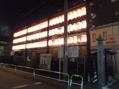 巣鴨といえばとげぬき地蔵、
その前に駅近くの真性寺(江戸六地蔵尊)。
提灯が立派。