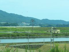 【陸前高田の一本松】

気仙川の向こうに突然見えた一本松　
