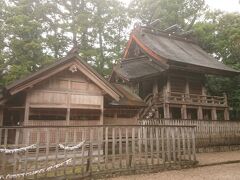 出雲市駅から30分ほどで須佐神社へ到着。案内看板どおりに進むと細い橋を渡ることになります。大型車だと離合できない狭さなのでご注意を。神社のすぐ横に駐車場があります。本殿は立派な大社造りです。