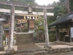 須佐神社の次は須賀神社へ。こちらも御祭神はスサノオノミコトですが、ヤマタノオロチを退治したミコトがここに来て、すがすがしいと言われて和歌を詠み宮を作ったとのことで、日本で一番古い神社、日本で一番古い和歌が詠まれた場所なんだそうです。