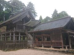 出雲には大社造の神社が多くありますが、そのなかで最古の大社造りということで国宝に指定されています。柵も低いので側でしっかり見学することが出来ます。