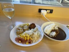 10月12日(木)
何食わぬ顔で働いたあと、そっと退社し成田空港へ。


とりあえず搭乗ゲートに近かったUAラウンジに行ってみる。
いろいろ食べたいので、次からこの時間の飛行機だったらお昼抜きで来よう。
