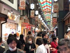 錦市場を散策。
京都でこんなに多くの外国人を
見るのは初めて。