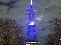 大通り公園を歩いて、テレビ塔に入ってみます。
