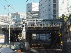 ＪＲ根岸線の高架をくぐる。
東急東横線地平時代。桜木町駅に向かう高架もありましたが、撤去されて久しい。