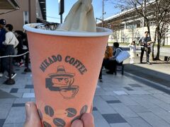 この日は11月だと言うのに気温23℃もあって
半袖の人もちらほら
ミカドコーヒーのモカソフトも溶け気味でした