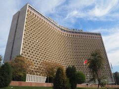 Hotel Uzbekistan
https://hotel-uz.com/

Standard Single Room 5,206円（agodaにて予約）
Room Assigned on Arrival 4,820円（agodaにて予約）

地下鉄も近く、立地最高！
朝食付き
両替所とATMあり
事前にカード決済