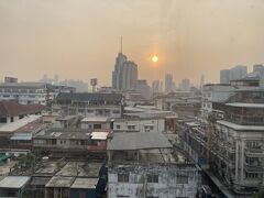 おはようございます。
ホテルの窓からは朝のバンコクらしい風景を楽しむことができました。

本日も晴れ！
今日はタイの国鉄でアユタヤへ観光に行きます。