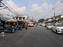 ひたすら灼熱のアユタヤを遺跡向け歩きます。
気温は35度くらい？皮膚の焼ける音がします。
しかーし、何も対策をしていない訳ではございません。
前回行った台湾での反省で小型の水筒を持ち歩いてるので冷えた飲み物をどーこでも飲めるのでぇす。