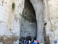 ネアポリ考古学公園にある"ディオニュシソスの耳”
名付けたのは、カラヴァッジョ
古代ギリシャ人が、石灰岩を切り出した採掘場です。牢獄にも使われていたそうで、なんとなく不気味な雰囲気。
