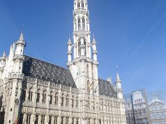 ①グランプラス
「世界で最も美しい広場」とも言われています。広場正面には、ゴシック様式が特徴の高さ96mの塔が建っています。