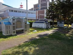 旧弘前市立図書館と旧東奥義塾外人教師館の裏手には弘前の洋館のミニチュアが設置されています。
ただ、風雪に晒されてかなり傷んでいます。
観光客も多く訪れる場所ですし、修復すれば良い観光スポットになるのに、と思いますが、そこまで手が回らないのでしょうか。