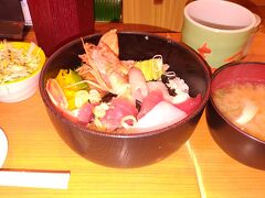 先ずランチはヨドバシカメラの近くの回転寿司で平日限定の海鮮丼650円と言うビックな価格です。