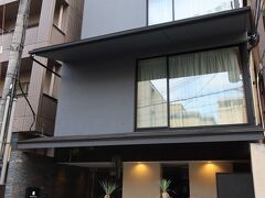 夕方にホテルに到着しチェックイン。ヴィラ三条室町 京都は写真の通り小さなホテルです