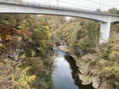 【12日の午後】
鳴合峡谷
仙台からバスで移動して、最寄りのバス停から芋煮会の会場まで15分くらい歩き