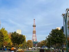 帰り時間が近づいてきたので、急いで札幌駅に戻りつつ、大通り公園でテレビ塔を見て