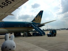 旅行日１日目(11月6日)、続きです。

ベトナム航空に乗って東京成田から一気にビューンとホーチミンタンソンニャット国際空港へやって来ました。