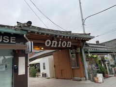 二日目の朝、北村韓屋村へ。安国駅のそばのonionという有名なベーカリー・カフェへ行きました。素敵な門構えのお店です。