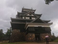 次は国宝松江城へ。前回来たのは国宝に指定される直前でした。前回は大雨だった記憶があるんですが、今回は運よく晴れ間ものぞく天気に。国宝に指定されたからなのか、前回よりもかなり多くの観光客で盛況でした。