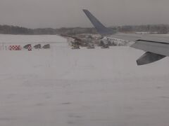 　飛行機は伊丹空港に引き返すことなく、無事、青森空港に着陸しました。青森に近づくにつれて雪が降り出し、到着したときには吹雪いている状態でした。

※こんなにたくさんの雪を見たのは、高校の時にスキー修学旅行で行った斑尾高原以来かもしれない