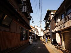 さらに歩いて行くと、外湯や湯宿が建ち並んでいる。この辺りが温泉街の中心のようだ。風情のある建物や土産物屋などもあった。