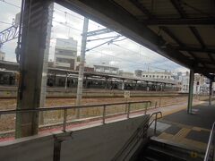 横川駅--可部線ホ－ム

横川駅で　外国人から　尾道駅への行き方を　聞かれました。
「＊時＊＊分発の糸崎行に乗車してください」　英語対応