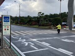 庄内空港に到着　レンタカーのお迎えバスを待ちます。青空が見えてきました
でも、ものすごく寒いです。