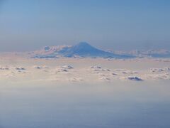 旋回する途中で、雲海の上にチラッと富士山がちっちゃく見えます。
