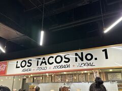 小腹が空いたのでLOS TACOS No.1でタコスを2個注文。有名店みたいです、10人くらい並んでいたかな？オーダーの仕方が分からなかったのでメニューを指差し注文で何とか買えました。