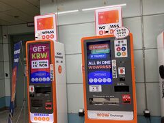 ＜ステップ５：お金について＞

人それぞれかとは思いますが、私はWOWPASSがとても便利でした。
「金浦空港駅」にこのような自販機があります。円を入れると自動的に両替されてWOWPASSにチャージされる仕組み。
その際に、入れた円のいくらかはウォンのキャッシュとなって引き出すこともできます（そのキャッシュをT-Moneyにチャージするのです）レートは悪いかもしれませんが、WOWPASSにチャージしながらウォンのキャッシュも手に入りますので、簡単です。

そしてWOWPASSのアプリもかなり使えました。支払う度に使用した金額の通知が来ますし、残高もリアルタイム出確認できます。

切符とかこういうパスを購入する際にクレジットカードが使えれば一番いいんだよなぁ。。。と思いました。（キャッシュしか使えなかった）