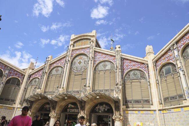 ロンハの目の前にあるこのバレンシアモダ二ズモの建物は築100年と言われる中央市場（Mercado Central)。ヨーロッパでも最大規模の市場（300店舗が入っている）と言われ、近隣の農家から直送された新鮮な野菜や果物が並べられている。ハムやチーズ、タパスも選りどりみどり。私が行ったときには幸いオープンしていたが、2時にはほとんどのお店が閉店するとか。。。