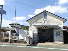 ローカル私鉄らしい味の有る駅舎。有人です。
右へ行ってすぐ、道路を挟んでＪＲ志度駅が有ります。
伊予鉄で言うと郡中港（ぐんちゅうこう）と伊予市です。