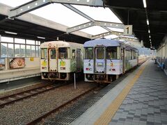 宿毛は普通列車が着いて（左）、戻りが改札を出る暇も無くすぐですが、別の車両（右）、別の運転士さんで出発です。
宇和島同様、ホームはコの字なので反対ホームに回るのは楽でした。