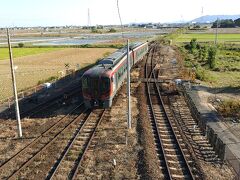 高松～池谷　うずしお
徳島行は先頭車の前半分が指定席なので、前面展望はおあずけ。
池谷の跨線橋でうずしおを見送ります。

帰ってから気付いたのですが、うずしおの岡山発着は三角線の西側を宇多津に入って南風と併結・分割するので、２回進行方向が変わるんですよね。
これは狙わないといけませんでした。次回の課題だなぁ


【駅メモ】
板野で廃線の鍛冶屋原線を取るのをお忘れなく。
高徳線・阿波大宮～板野間でも鍛冶屋原線・犬伏が少しの間チェックイン出来ます。
