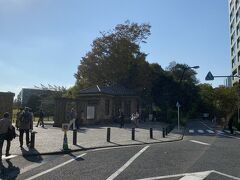 新宿御苑の大木戸門に着きました。
今日は中には入らず、そのまま新宿に向かいます。