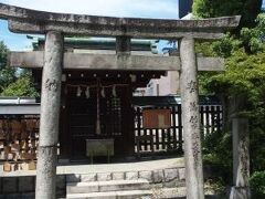 摂末社のなかで一番北側に鎮座しているのがこちらの浄瑠璃神社。名前のように人形浄瑠璃に関する神社であり、近松門左衛門などを御祭神としています。芸能などに御利益があるそうです。