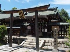 浄瑠璃神社の隣に鎮座するのは家造祖神社。こちらは名前のように建築業界などに深く信仰されているそうです。そういうこともあり、鳥居が立派な造りで、扁額も金色に縁どられていました。