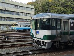 徳島は駅に車両基地が有るので撮影タイム。
ホーム先端はこの撮影位置より先は関係者以外立入禁止となっていますが、線を引いて「立入禁止」と書いてあるだけで、気づかず入ってしまい注意されましたｗ　ヲタなんかこんな光景見せられたら車両しか目に入らないんだから、柵とかチェーンとかしないと分かりませんよｗ