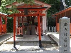 こちらは源九郎稲荷神社。社殿は小さめではありますが、赤い鳥居が鮮やかです。お稲荷様ということで狐の像が一対ありました。