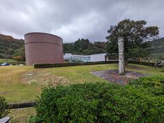 雨よけも兼ねて出土品が展示されている真脇遺跡縄文館を見学。宿のフロントで宿泊者向けの無料パスを頂きました（入館料310円）。展示品はレプリカではなくすべて本物の出土品が展示されているので撮影禁止でした。遺跡ではイルカの骨が大量に発見され、イルカ漁をしていたことがわかったそうです。