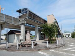 直ぐ近くに「土佐くろしお鉄道ごめん・なはり線」の「後免町駅」があります。

「土佐くろしお鉄道ごめん・なはり線」は、高知県東部の安芸郡奈半利町と高知市の東隣にある南国市を結ぶ第三セクター方式の鉄道で、「後免町駅」の隣にある「後免駅」でJR土讃線に乗り入れてJR高知駅まで直通運転しています。