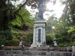 ズームアップ。

「板垣退助」（1837～1919年）は、土佐藩（現在の高知県）出身で幕末から明治維新に活躍した政治家で、明治新政府の参議を務めましたが、下野した後には近代日本の道を開いた自由民権運動の指導者として有名です。

明治14（1881）年、政党「自由党」総理として遊説中に暴漢に刺された際に発した言葉が「板垣死すとも自由は死せず」の名文句となりました。

私の世代では、現在は殆ど流通していませんが旧100円札に描かれていた肖像画の印象が強い人物です。