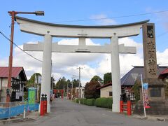 弘前昇天教会を出た後は平川市の猿賀公園を目指します。
まずは弘前駅前まで戻って車を回収し、一路猿賀神社へ。

猿賀公園の駐車場に車を停め、大鳥居まできました。
ちなみに、停める駐車場にもよりますが、この大鳥居までは結構距離があります。
写真を撮る場合はご注意を。