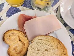 朝食。薄切りパンを焼きバターを塗ってハムやチーズを乗せオープンサンドに。