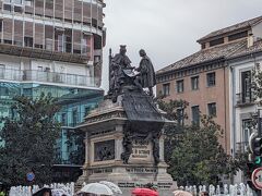 雨が降ってきたので傘をさしてグラナダ大聖堂へ向かいます。イサベル・ラ・カトリカ広場。