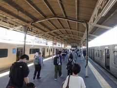 　午前１０時半、直方に到着。小倉方面の普通電車が同じホームに待っていますが、僕らはここで下車です。