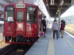 　１時間弱ひとめぐりしていれば、時間は１１時半。ちょうど平成筑豊鉄道のグルメ観光列車「ことこと列車」の出発時間なので、平筑の直方駅に行ってみました。
　車体は丁寧に重ね塗りされているようで、つやつやしとらす。
