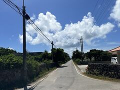 小中学校前～黒島郵便局までの牧場の間を通るこの一本道が、
日本の道百選に選ばれています。
（写真は、東筋集落からみた景色）
